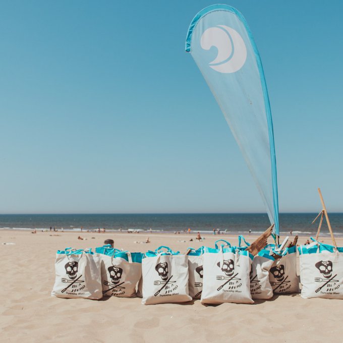 samen strant opschonen